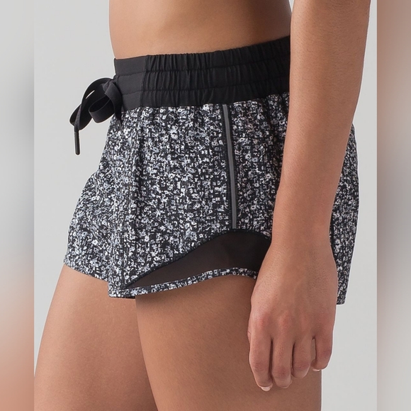 Lululemon Hotty Hot Short 2.5" - Picture 3 of 11